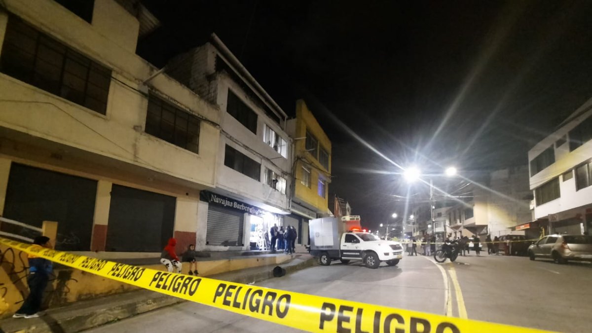 Ambato. Para asesinar al joven venezolano, sus atacantes realizaron 17 disparos, lo cual asustó a los vecinos del sector donde ocurrió el hecho.