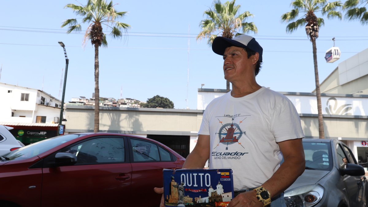 Guayaquil. En otra ciudad, pero con la camiseta y un recuerdo de Quito se observa a este capitalino en Guayaquil