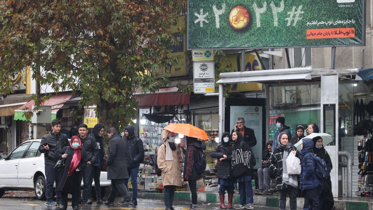 Los iraníes esperan en una estación de autobuses en el centro de la ciudad capital de Teherán, Irán, el 5 de diciembre de 2022. Algunas tiendas cerraron por algunos anuncios de protestas en Teherán