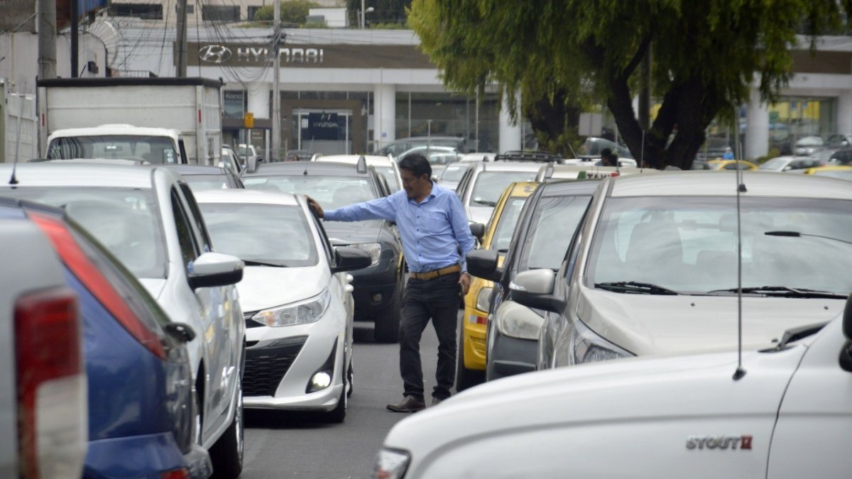 Casualidad. Un hombre se encontró con un allegado y aprovechó el trancón.