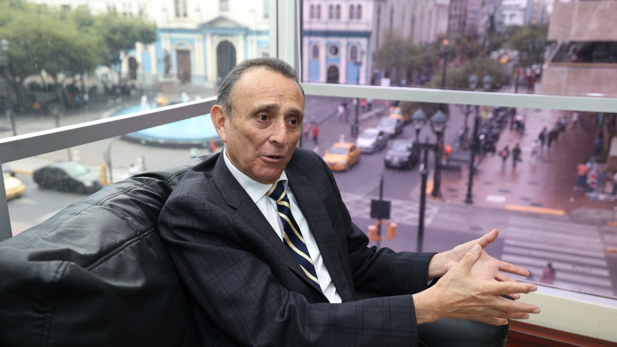 Andrade suma 40 años de experiencia en el mercado financiero.