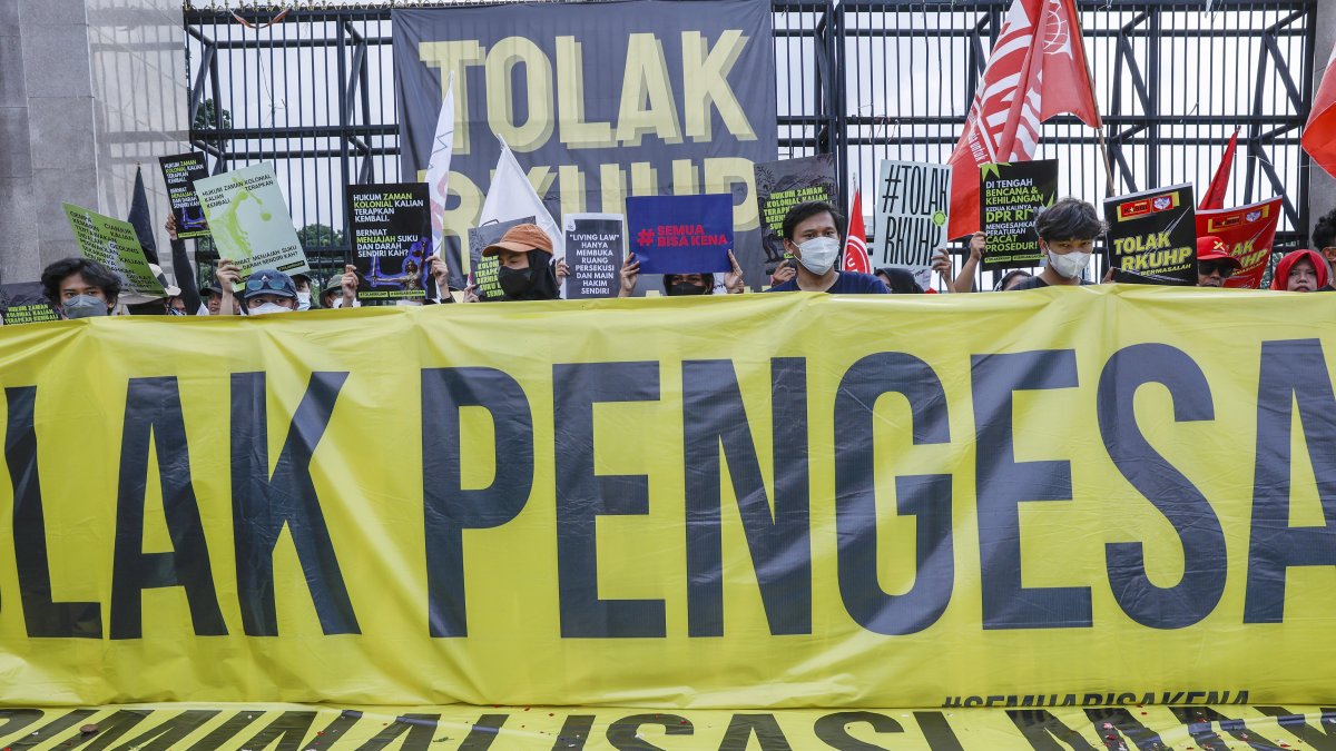 Decenas de personas se concentraron este lunes5 de diciembre  frente al Parlamento en Yakarta para protestar contra la aprobación, prevista el martes, 6 de diciembre de 2022. EFE