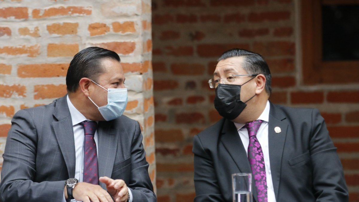 Acto. Iván Saquicela junto a Juan José Morillo, durante el lanzamiento del concurso a jueces Anticorrupción.