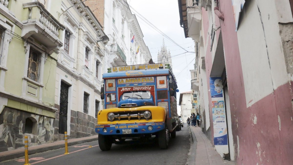 Trayecto. Coloridas chivas recorrieron varios sectores de la capital con su música y gente que celebró a Quito.