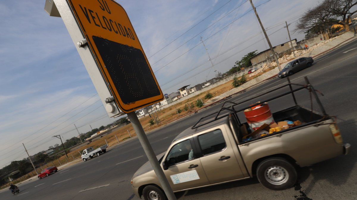 Vialidad. Uno de los fotorradares de la vía a Daule, en el noroeste de Guayaquil, ha sido blanco de quejas.