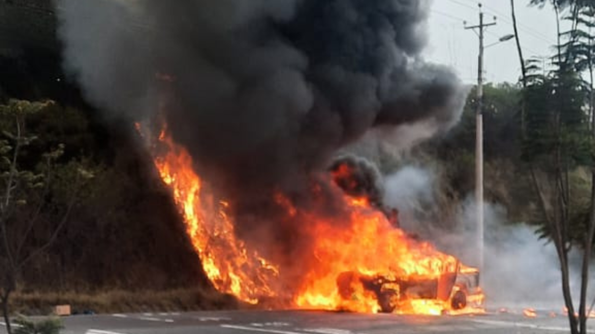 Los bomberos controlaron el fuego y no permitieron que este avance a las casas aledañas.