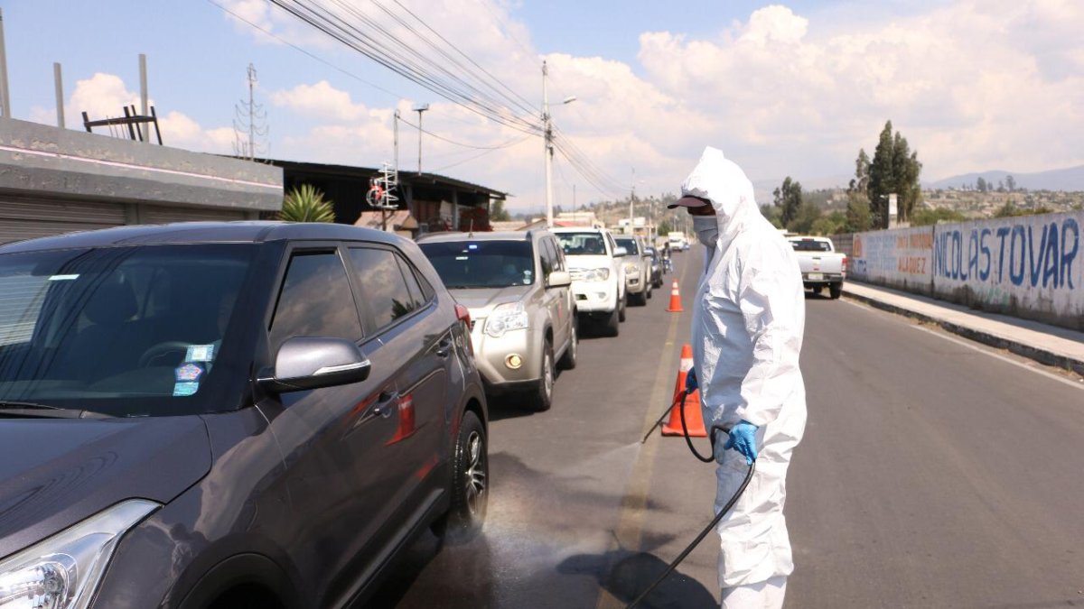 Acción.- Personal del ministerio de Agricultura y Agrocalidad desinfectan los carros que salen de Cotopaxi, para evitar que se riegue por el país la gripe aviar.