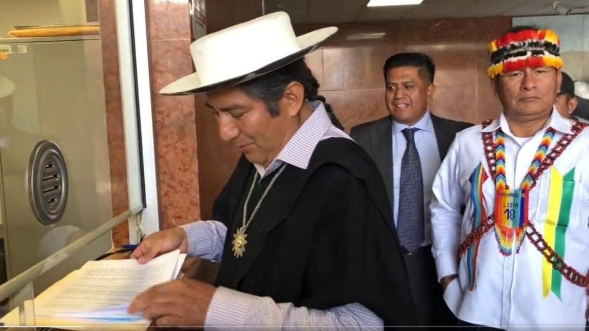 Documento. Salvador Quishpe en la presentación de la queja en contra del legislador correísta.