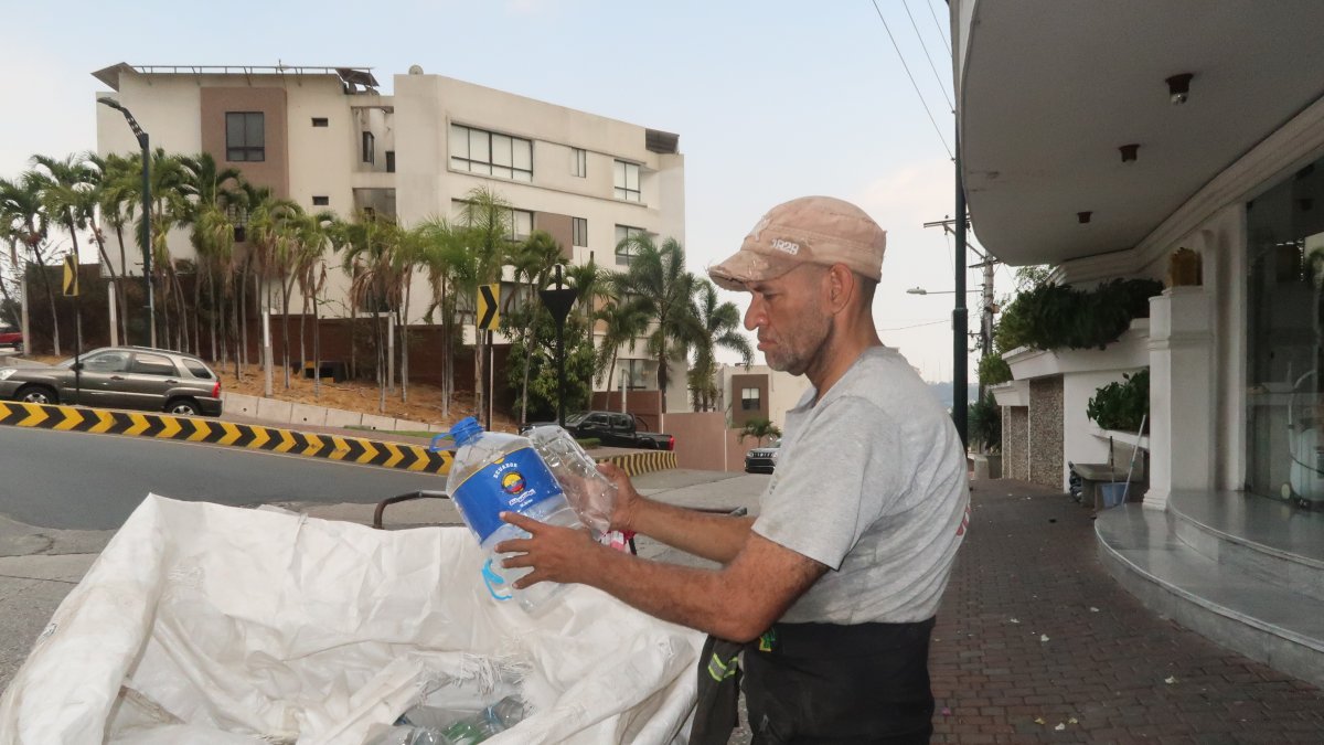 Reciclaje. Joffre Salazar es uno de los siete recicladores de base que tiene Lomas de Urdesa en su sector.