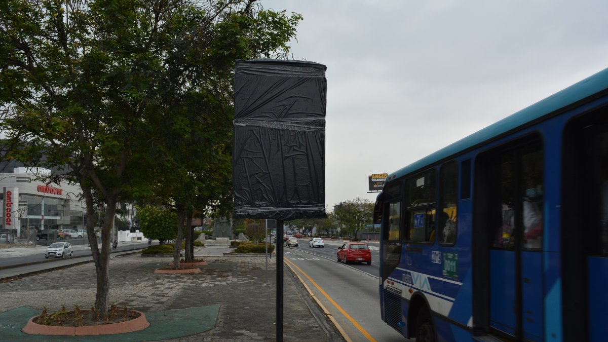 Cerca del colegio 28 de Mayo, en el parterre central de la avenida Carlos Julio Arosemena, existen algunas señaléticas tapadas.