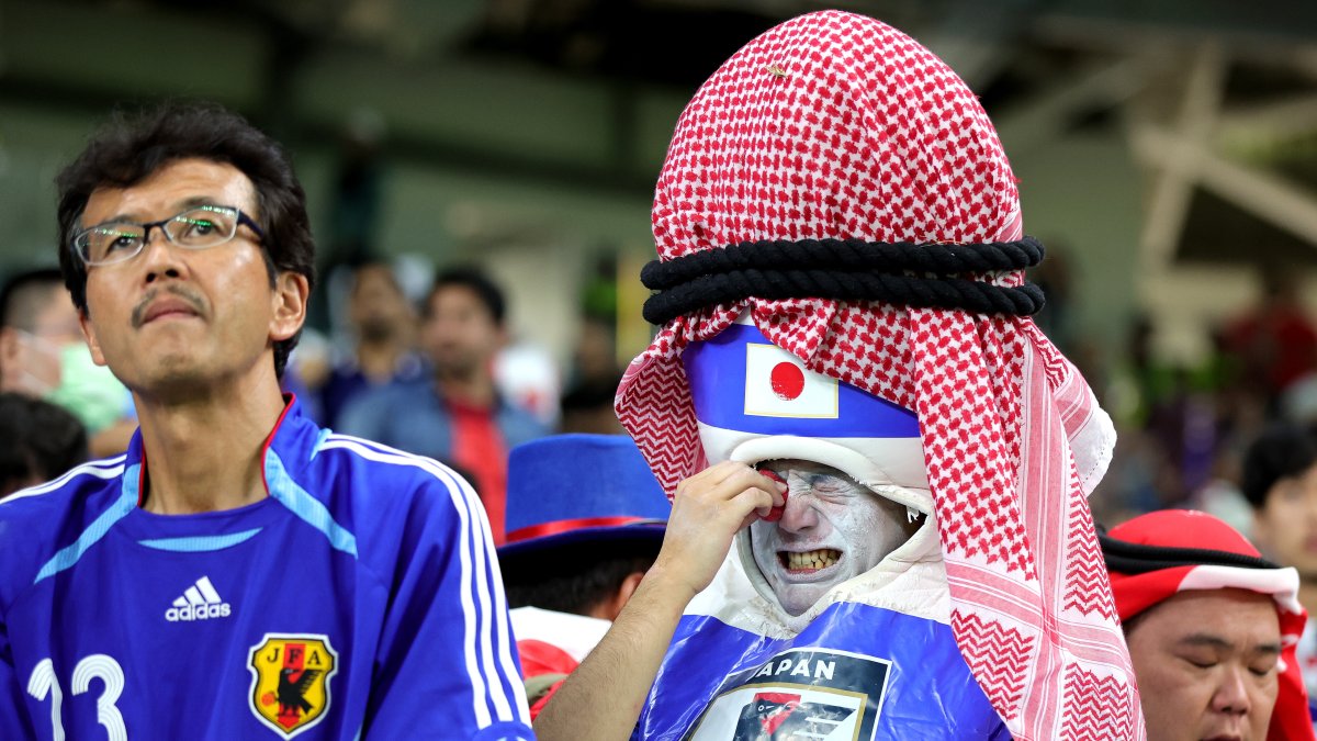 Seguidores de Japón reaccionan tras perder la tanda de penaltis de los octavos de final de la Copa Mundial de la FIFA 2022 entre Japón y Croacia.