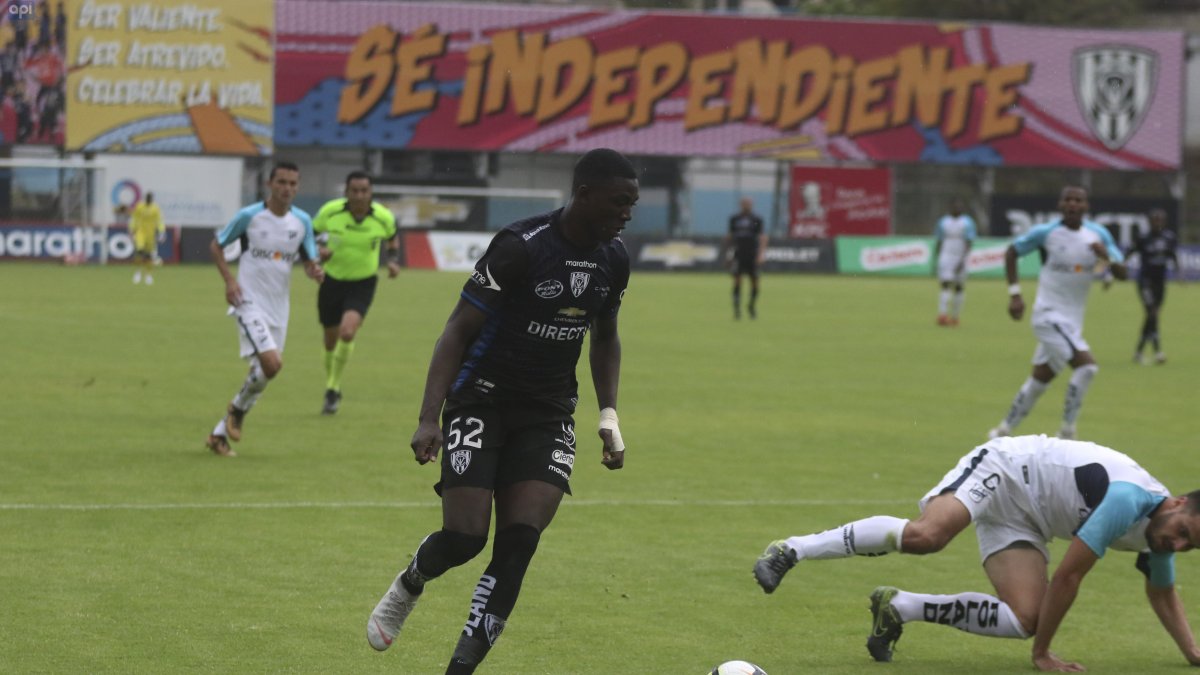 Stiven Plaza no tuvo suerte en su regreso a los rayados. Espera que esto cambie en su ciclo en Aucas.