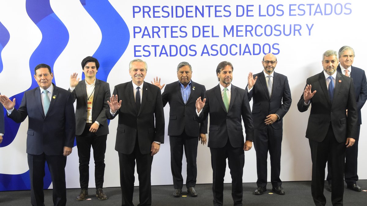 Los presidentes de Estados, durante el inicio de la Cumbre de Presidentes de los Estados partes del Mercosur y Estados Asociados, en la que Uruguay traspasa  la presidencia pro tempore del bloque a Argentina. 