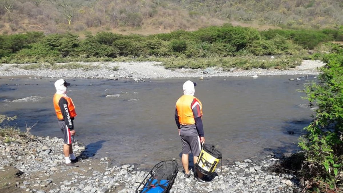 Macará. Miembros del Cuerpo de Bomberos de esta ciudad lojana, ejecutaron el operativo de rescate del estudiante universitario.