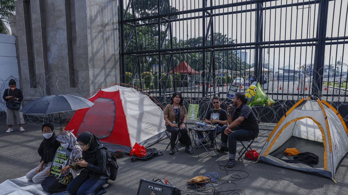 Varios manifestantes instalaron tiendas de campaña durante una protesta contra la reforma del código penal frente al edificio del Parlamento en Yakarta. /MAST IRHAM