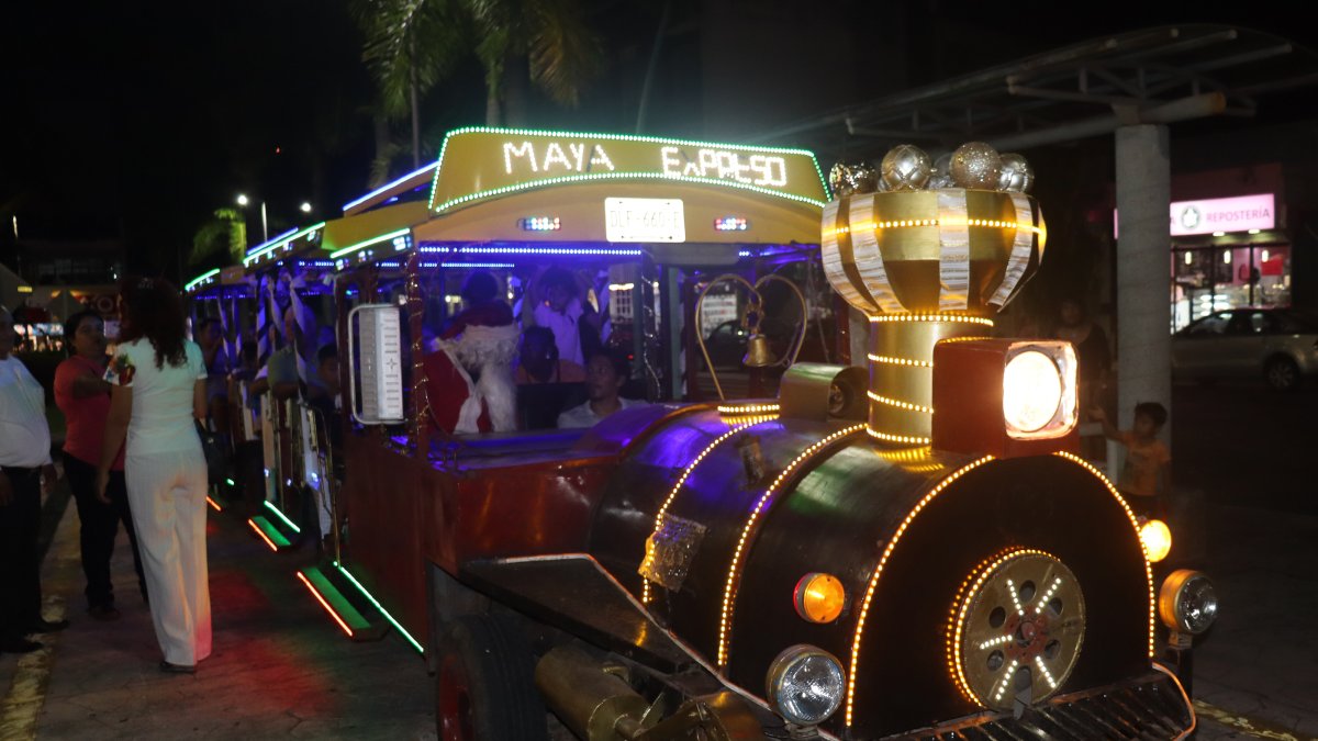 Un tren decorado con motivos navideños, con colores y luces, es el vehículo que un grupo de ciudadanos ha utilizado para regalar 