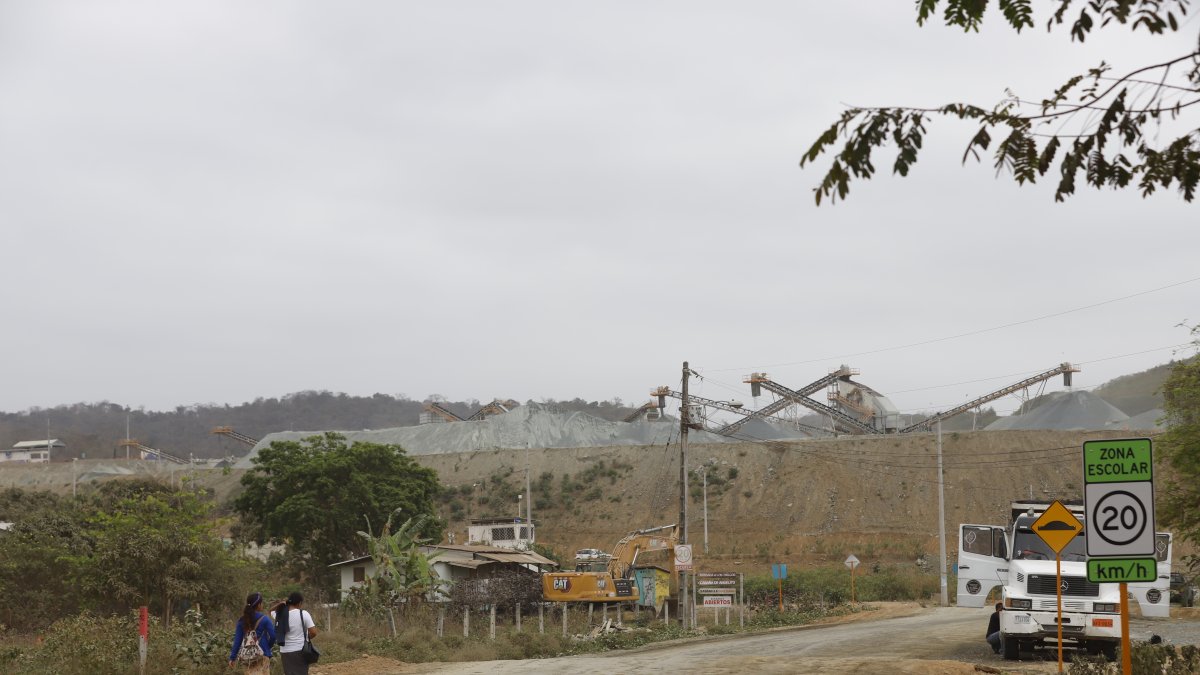 Tramo. El recinto cuenta con una sola vía, la cual no ha sido pavimentada.