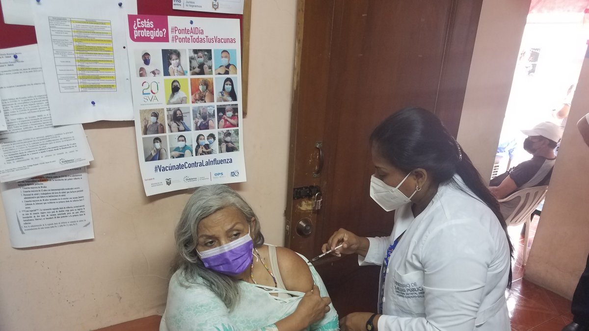 Cecilia Silva acudió este martes 6 de diciembre a vacunarse contra la influenza en el centro de salud N° 9, de Guayaquil.
