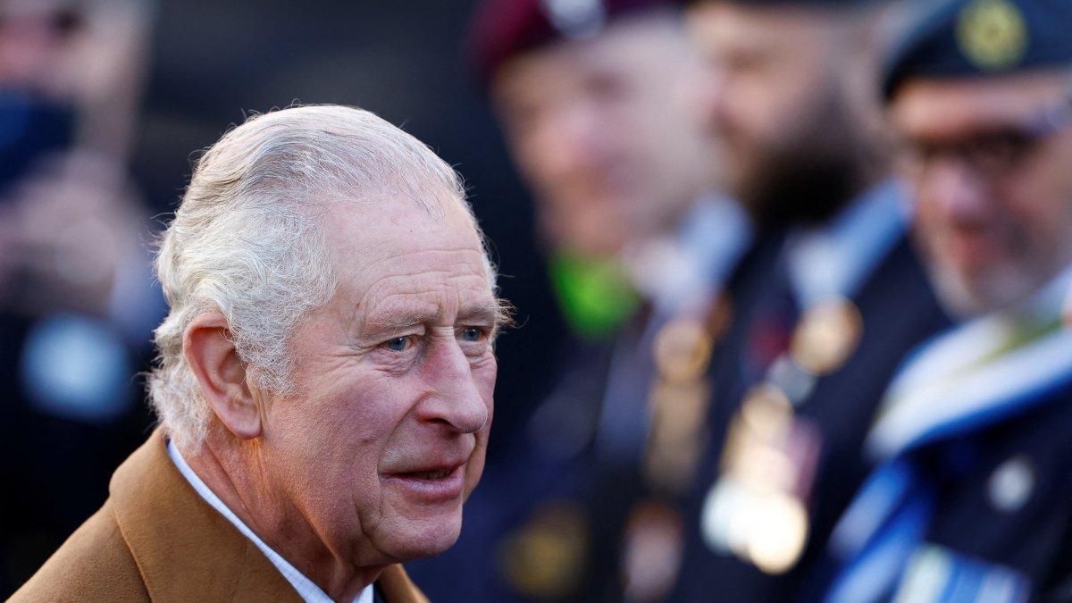 El rey Carlos III llega al Ayuntamiento de Luton, en Gran Bretaña, este 6 de diciembre de 2022. /ANDREW BOYERS / POOL.