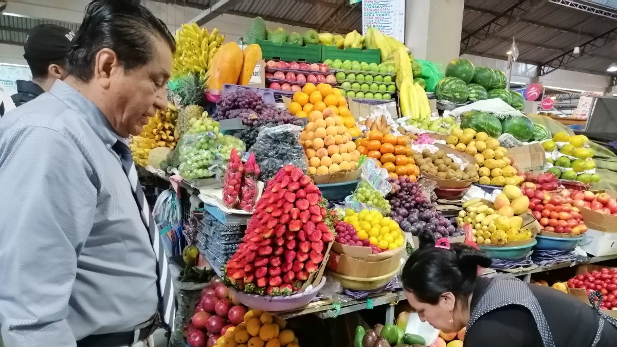 Control. El gobernador del Guayas, Lorenzo Calvas, en operativo de precios.