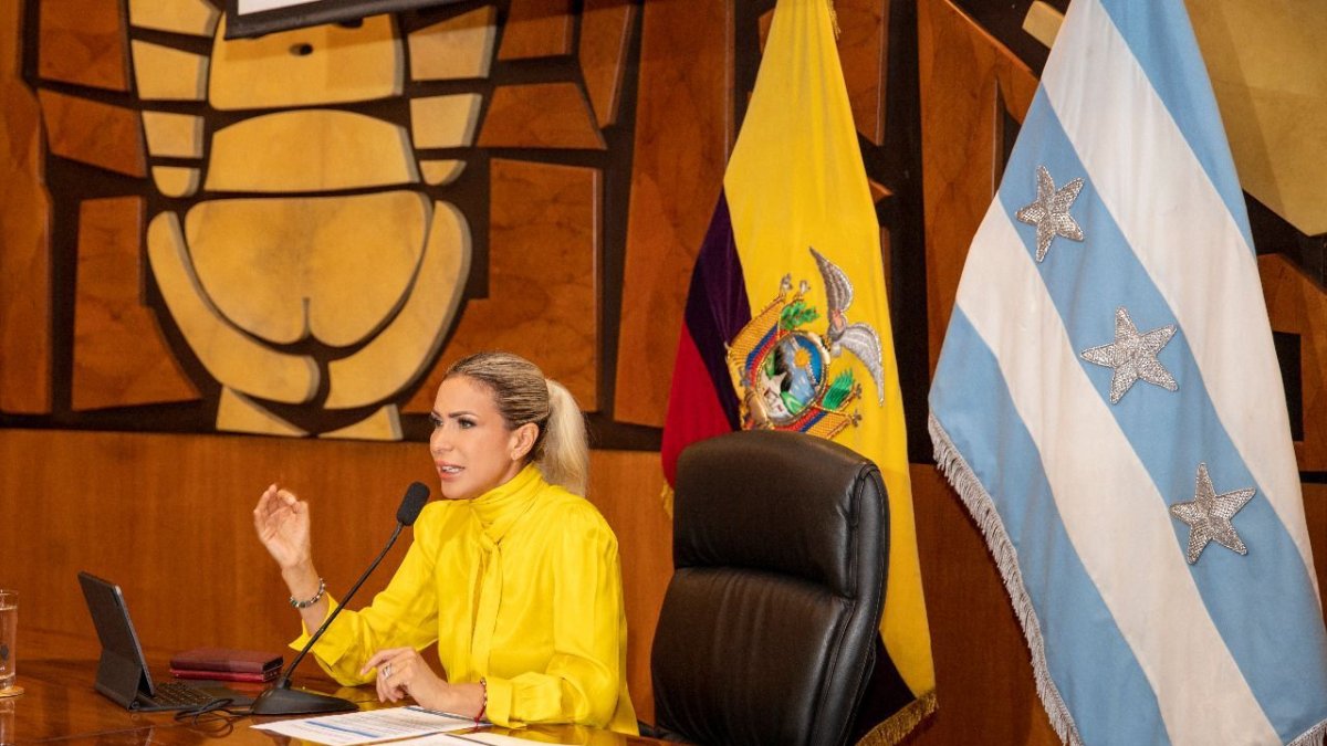 La prefecta del Guayas, Susana González, hizo su público reclamo en la matriz de la Prefectura.