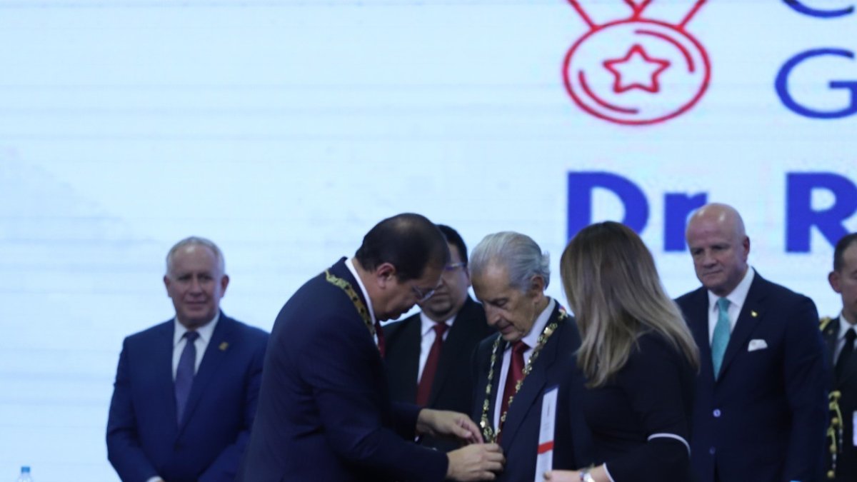 Homenaje. En la sesión solemne hubo condecoraciones a varias personalidades.