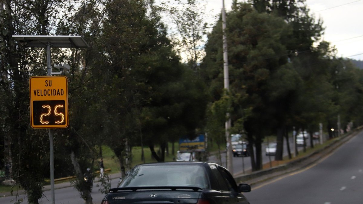 Control. En la avenida Occidental de Quito hay al menos tres radares.