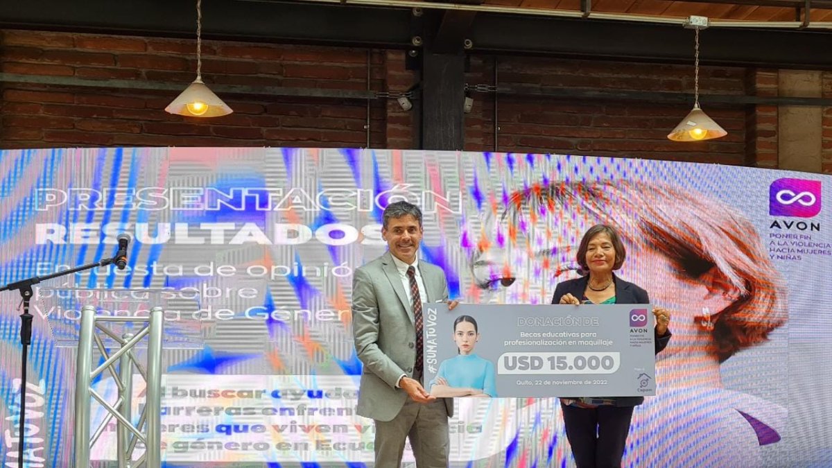 Juan Carlos Posada, Gerente General de Avon Ecuador, entregó a Lilia Rodríguez, presidenta de CEPAM, una contribución de USD 15.000.