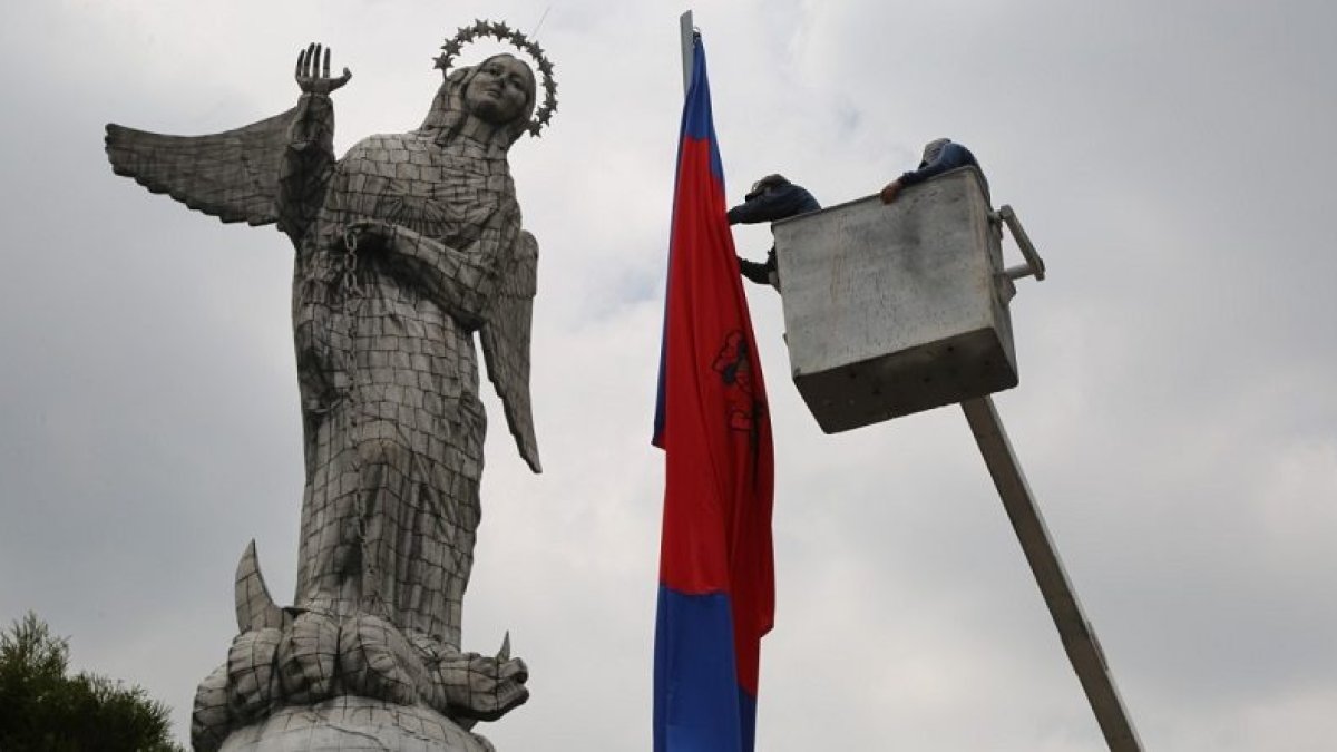 Las banderas son parte de la decoración por las fiestas fundacionales