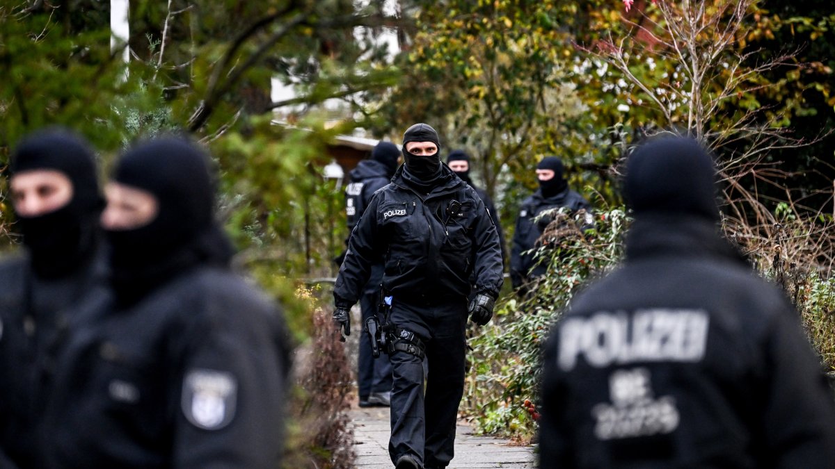 Agentes de policía trabajan durante una redada en Berlín, DODNE 25 personas presuntamente afiliadas al movimiento denominado Reichs Citizens  fueron detenidas  / EFE