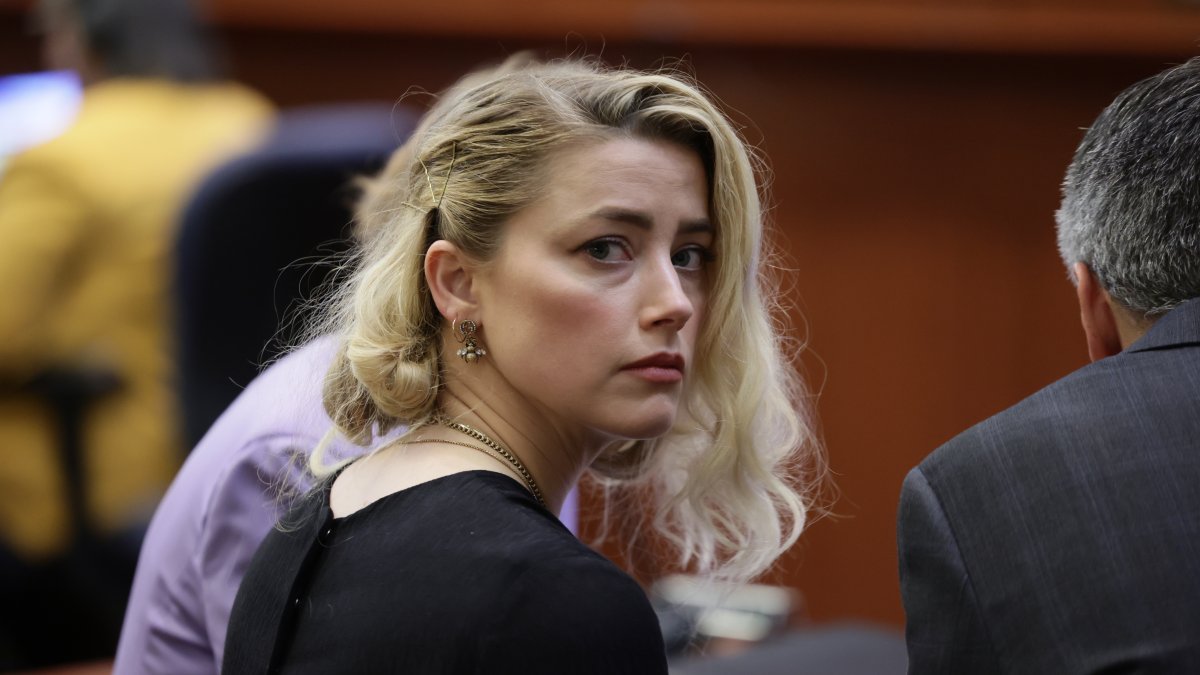 La actriz Amber Heard durante el juicio con Johnny Depp en Fairfax, Virginia, en foto de junio de 2022.