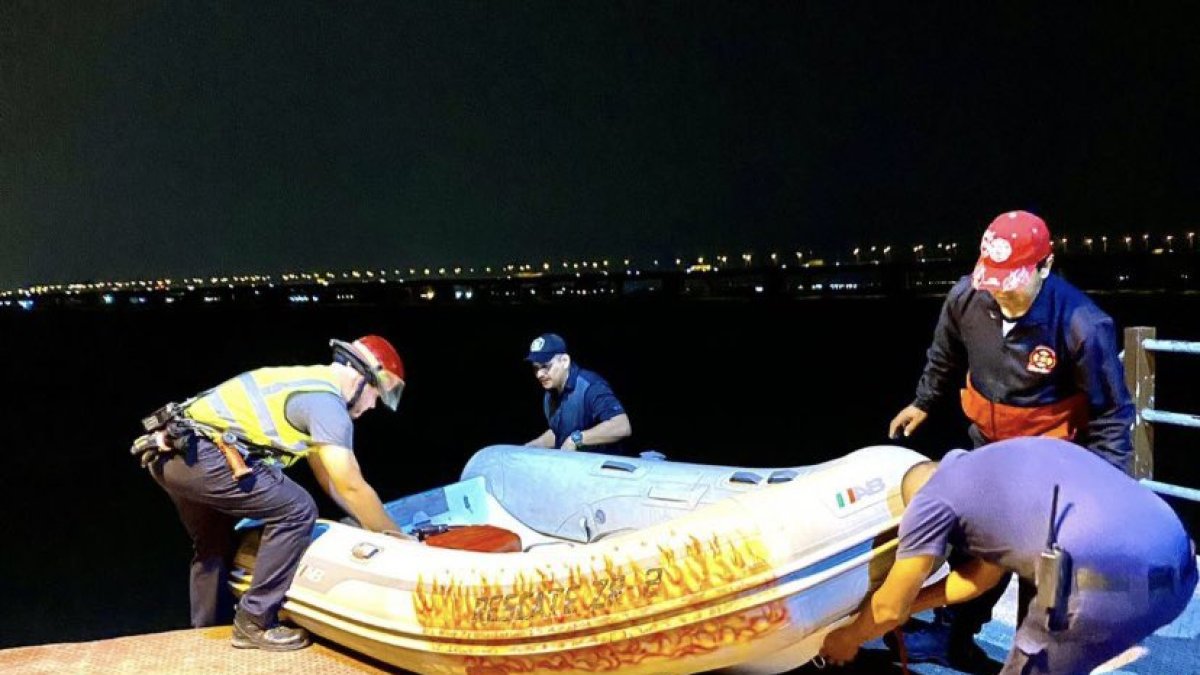 Bomberos duraneños lograron rescatar del agua a la ciudadana.