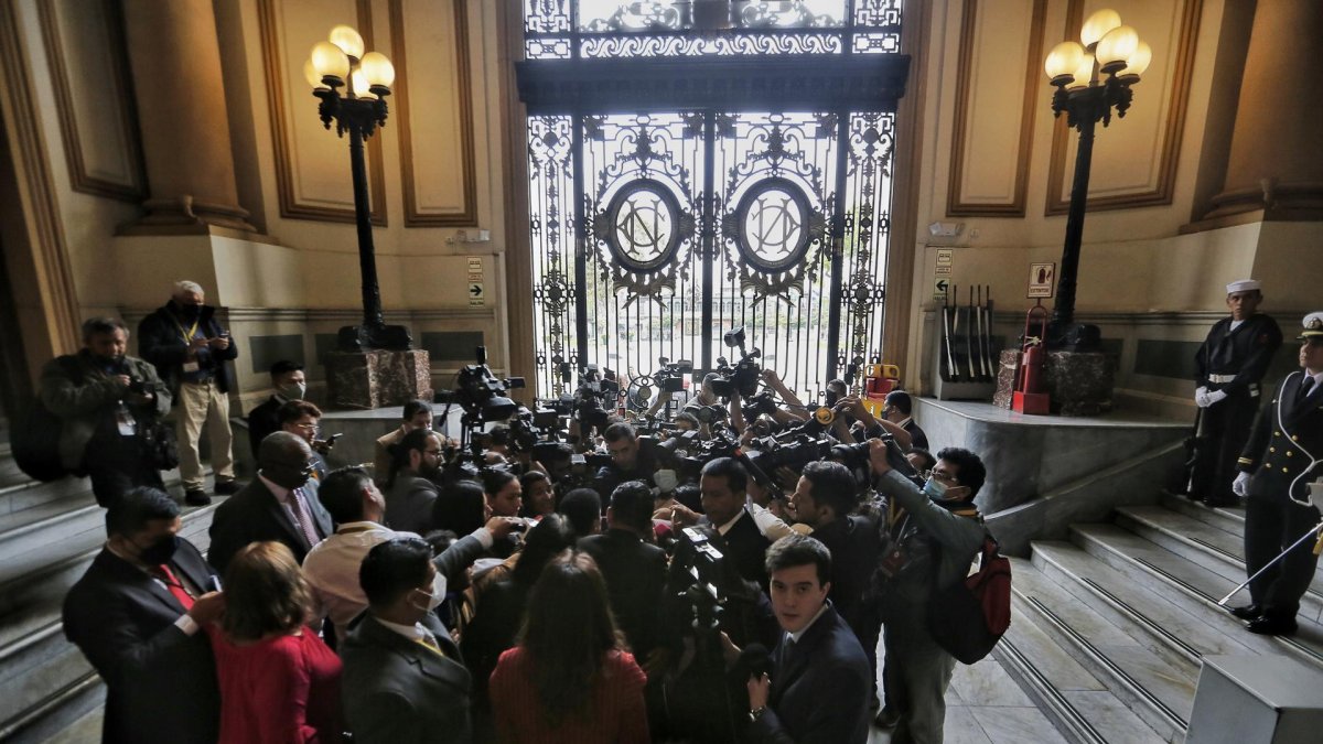 Diputados permanecen al interior del Congreso luego del anuncio del presidente de Perú, Pedro Castillo, de la disolución del Parlamento y la conformación de un 