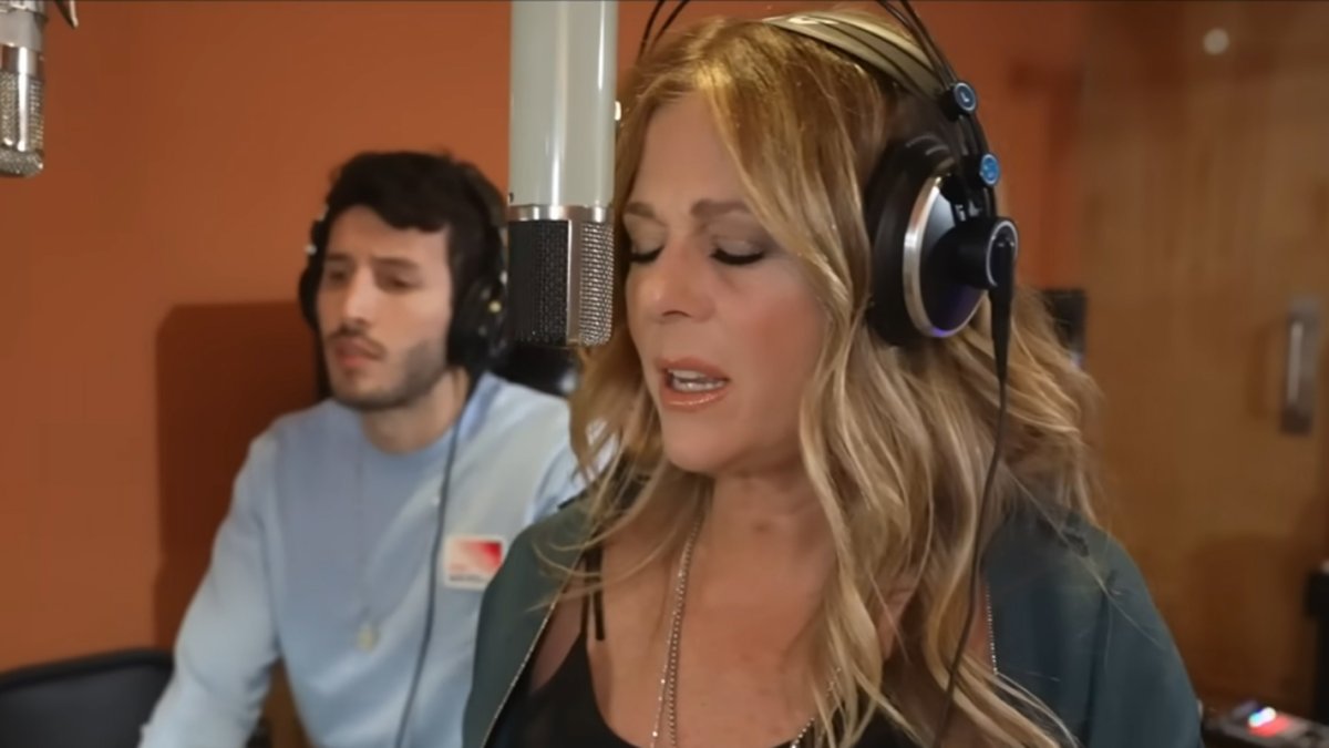 Sebastián Yatra junto a Rita Wilson en el estudio de grabación.