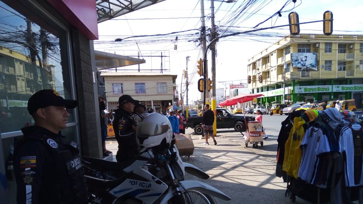 La Policía mantiene la vigilancia en diversos puntos comerciales, este 7 de diciembre.