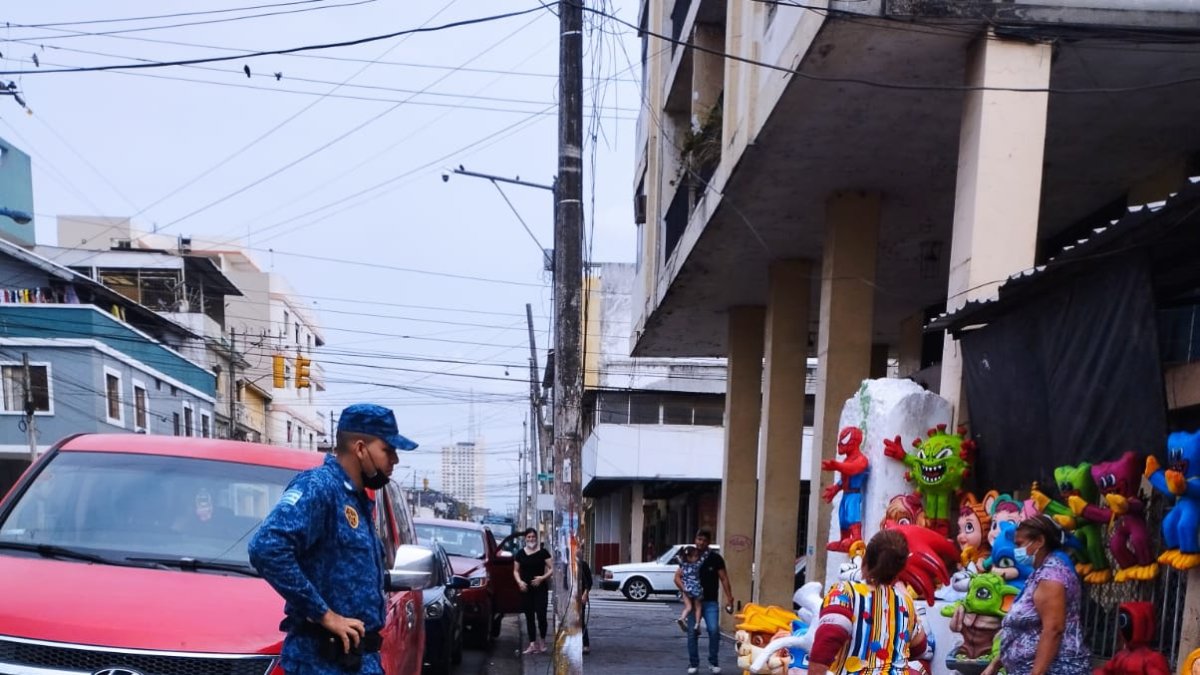 Panorama. En la popular arteria ya se comercializan los 'años viejos'.