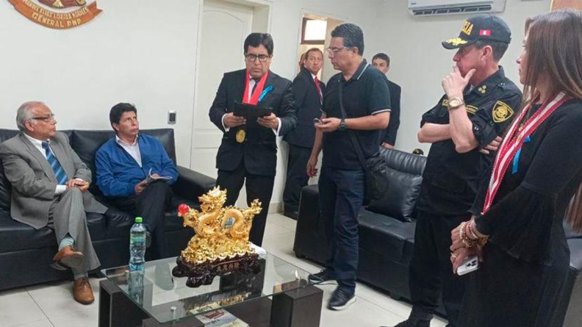 El presidente de Perú, Pedro Castillo, permanece detenido en una comisaría de Lima.