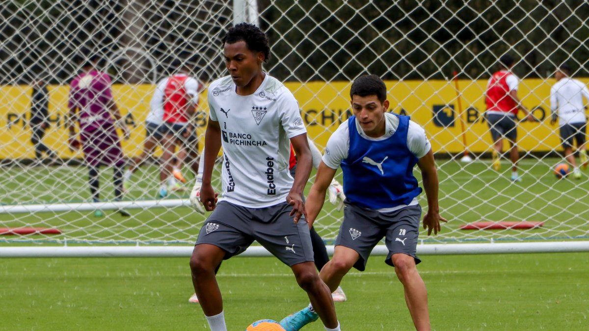 Bryan Ramírez (i) pasó sin problemas las pruebas médicas y ya forma parte de la pretemporada de los albos.