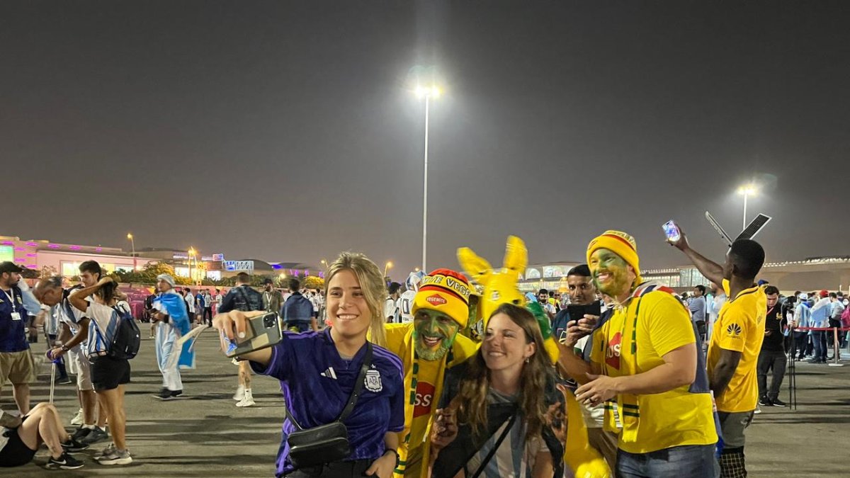 Hinchas de Argentina se toman una ‘selfie’ con aficionados australianos luego del partido donde la Albiceleste se metió a los cuartos de final de la cita.