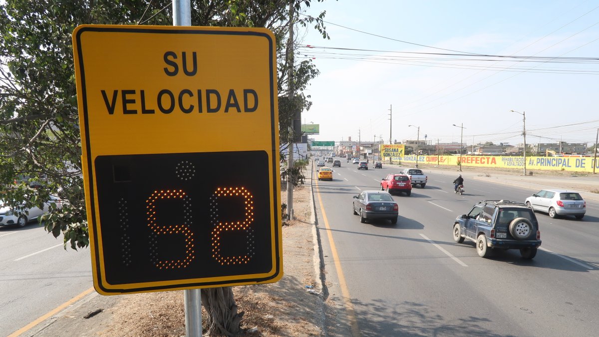Referencia. La reducción en los rangos de velocidad ha causado malestar en conductores, además de la ciudadanía, en general.