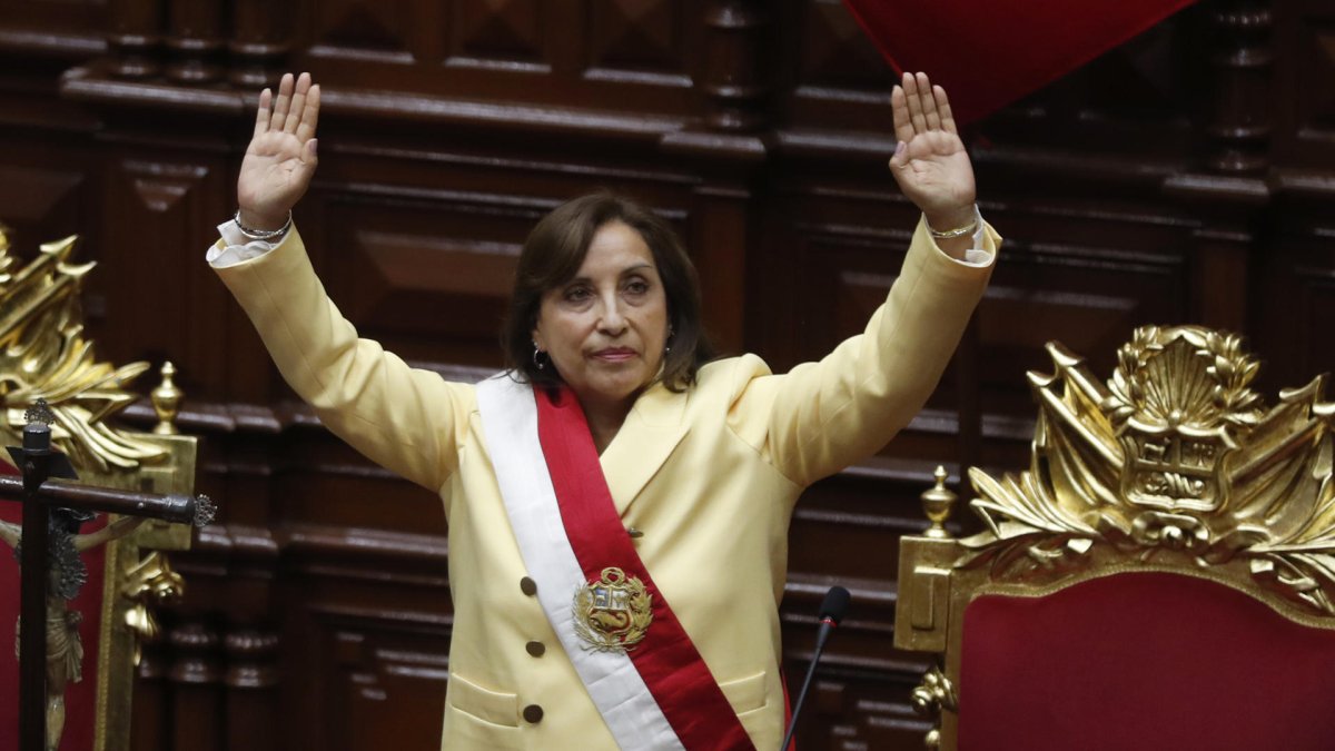La abogada Dina Boluarte saluda tras ser juramentada como nueva presidenta del Perú hoy, en la sede del Congreso en Lima (Perú).