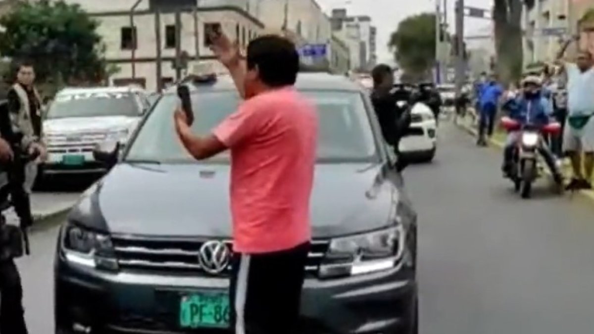 En la calles de Lima ya se concentra gente a favor y en contra de Pedro Castillo, presidente censurado.