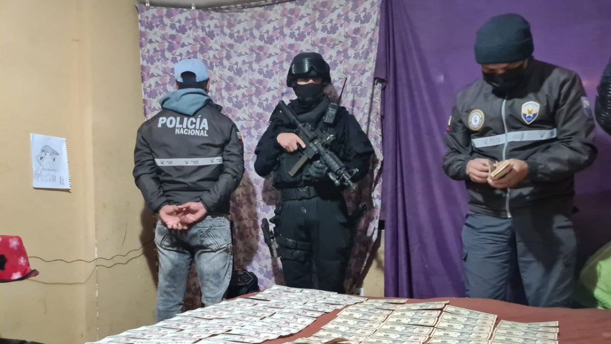 Evidencias. Fueron descubiertos billetes de 5, 10 y 20 dólares.