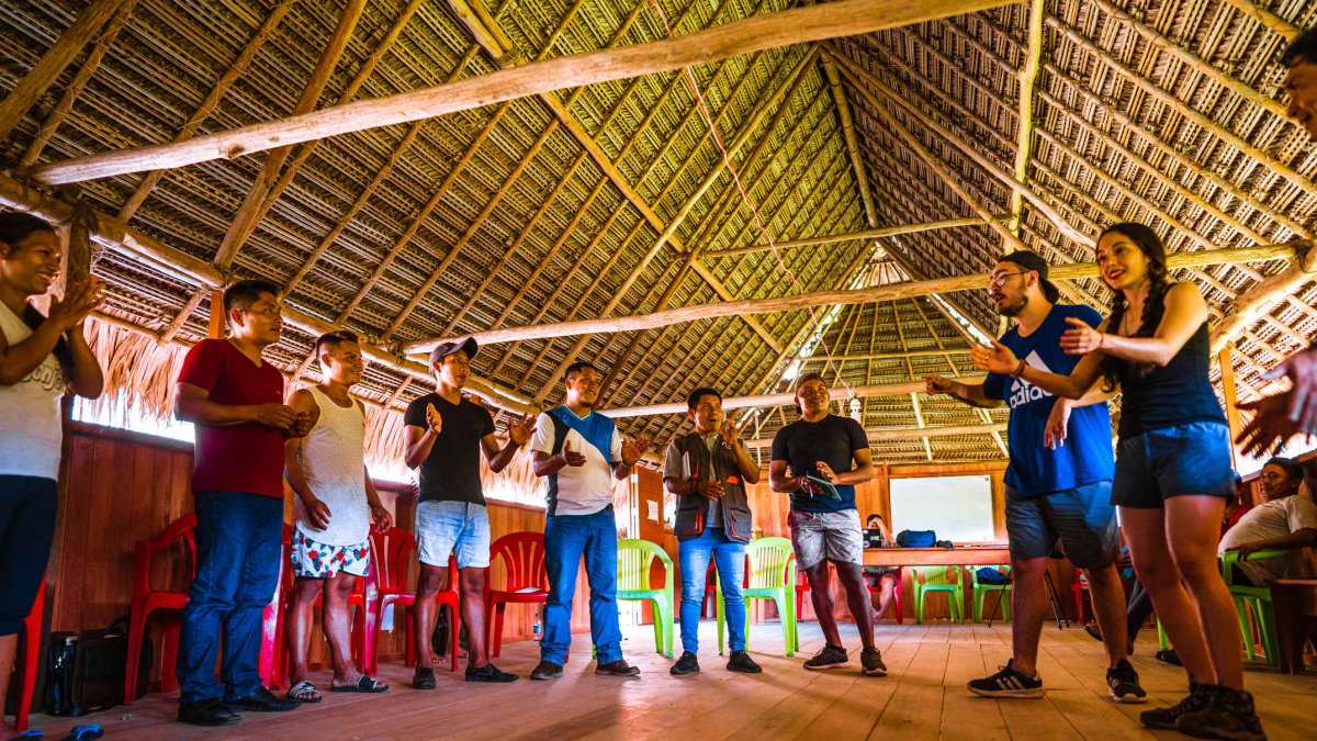 Pistas. Líderes sharian, mientras cantan un rap con mensajes de cuidado y defensa de la Amazonía.