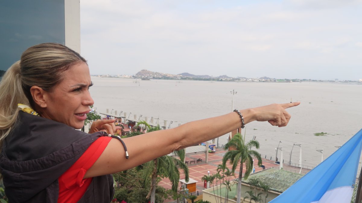 La prefecta Susana González explica sobre el peligro aviario