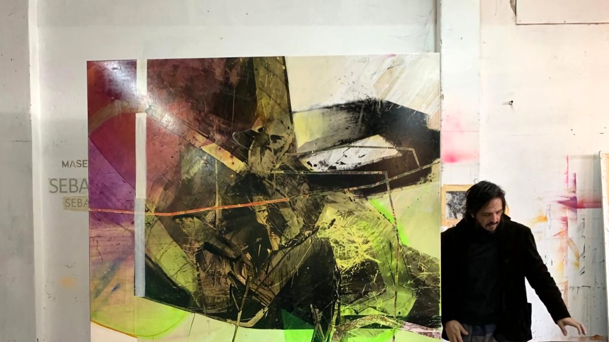 Avance. El artista argentino Sebastián Masegosa junto a la obra que fue adquirida por Unicoin y que forma parte de su serie 'Mind Games' (Juegos mentales), inspirada en la canción de John Lennon.