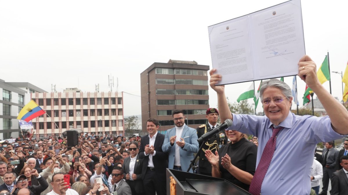 Acto. Frente a una multitud de personas que viajó de diversas partes, Lasso firmó el proyecto en la Asamblea.