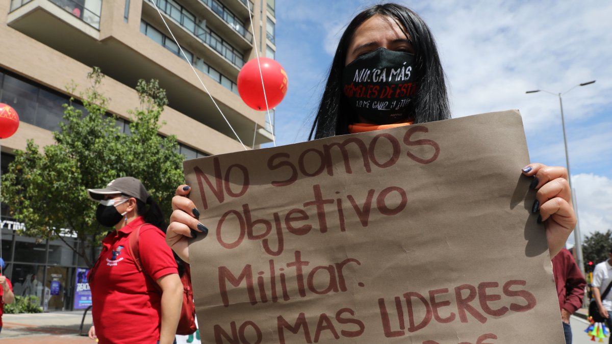 Manifestantes marchan pidiendo el fin de los asesinatos de líderes sociales en Colombia, en una fotografía de archivo.  / Carlos Ortega