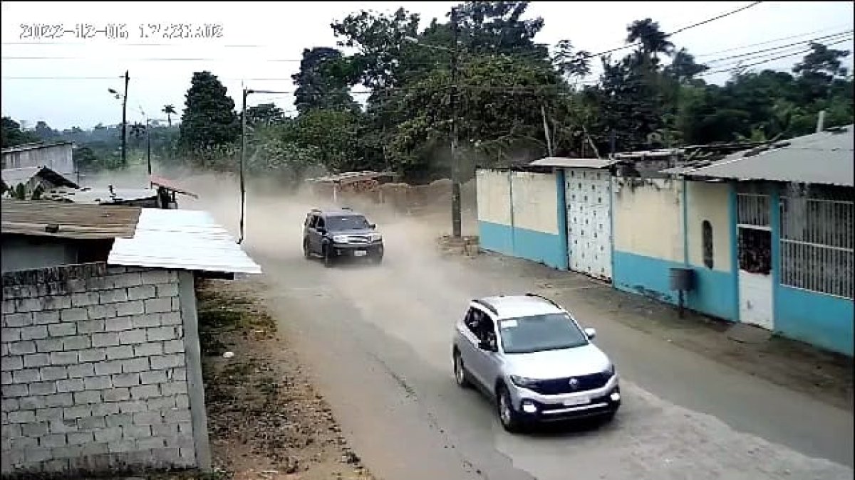 La persecución. Los habitantes del sector El Desquite 1 observaron el cruce de los automotores a lo largo de la calle que atraviesa este barrio de Quevedo.