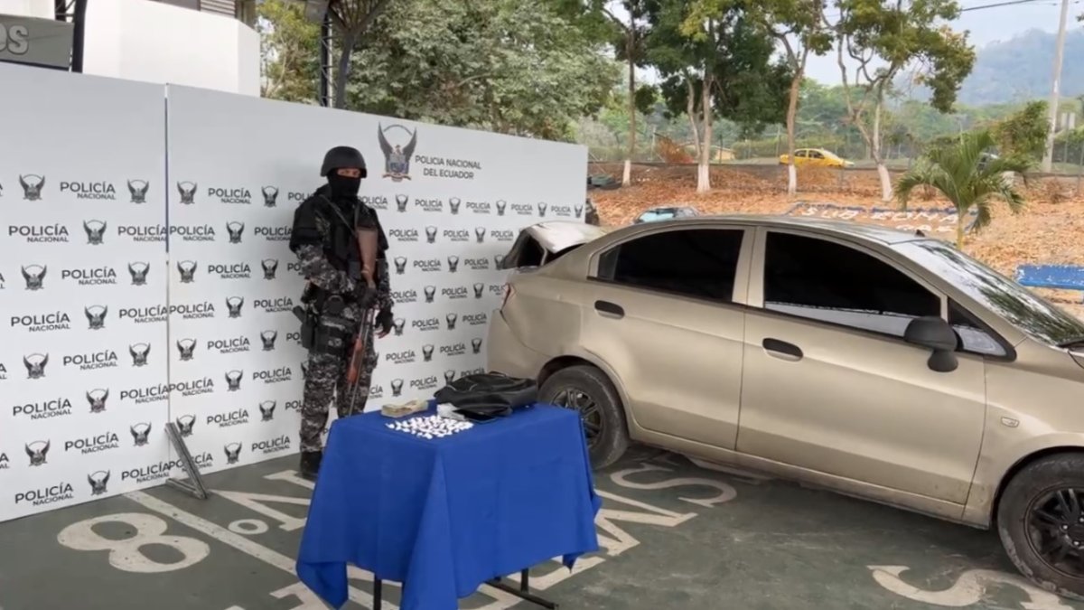 Esmeraldas. El carro, el dinero y los sobres con droga que decomisó la policía.